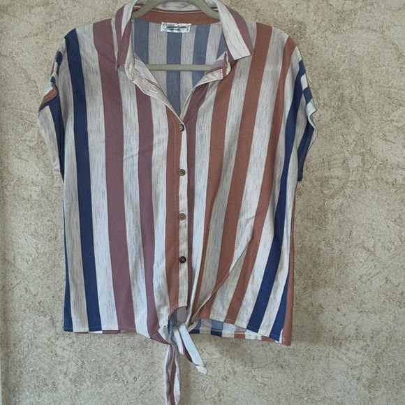 Modern Attraction Short Sleeve Tie Front Button Up❤️ - Picture 1 of 3